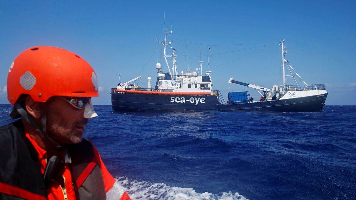 L’Italia sequestra due imbarcazioni che stavano soccorrendo i migranti